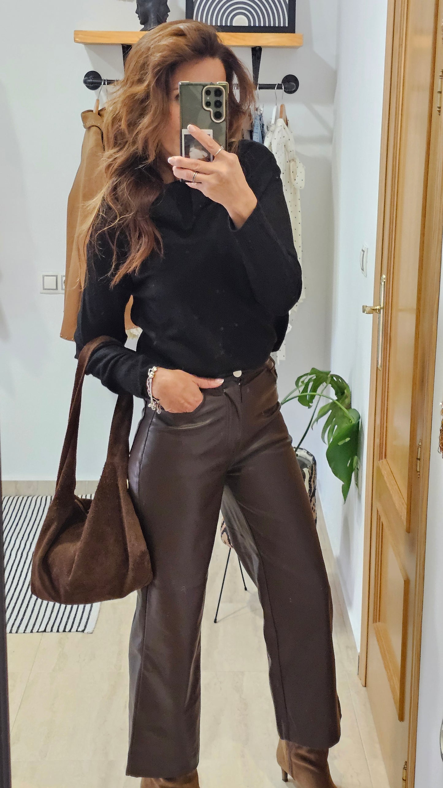 PANTALÓN EFECTO PIEL